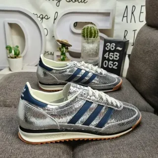 Adidas सिल्वर नेवी मेटैलिक क्रैक्ड-लेदर अपर तीन पट्टियाँ लाइफस्टाइल स्नीकर