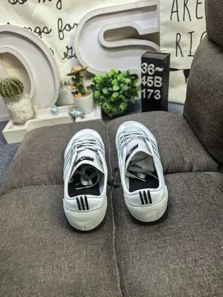 Adidas Spezial chaussures lifestyle blanches et argentées 8