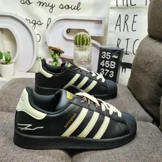 Adidas Superstar काली और Off-White लाइफस्टाइल स्नीकर