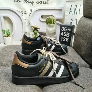 Adidas Superstar काला और टैन लाइफस्टाइल स्नीकर