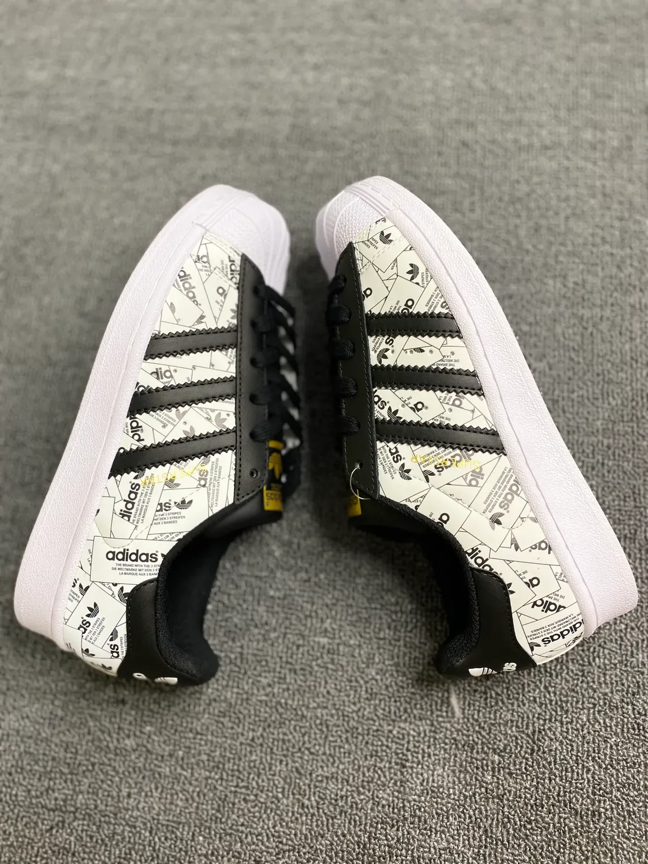 Adidas Superstar Graphic-Print सफेद और काला लाइफस्टाइल स्नीकर 2