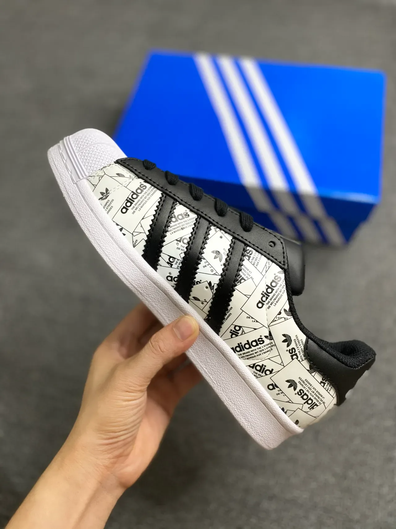 Adidas Superstar Graphic-Print सफेद और काला लाइफस्टाइल स्नीकर 3