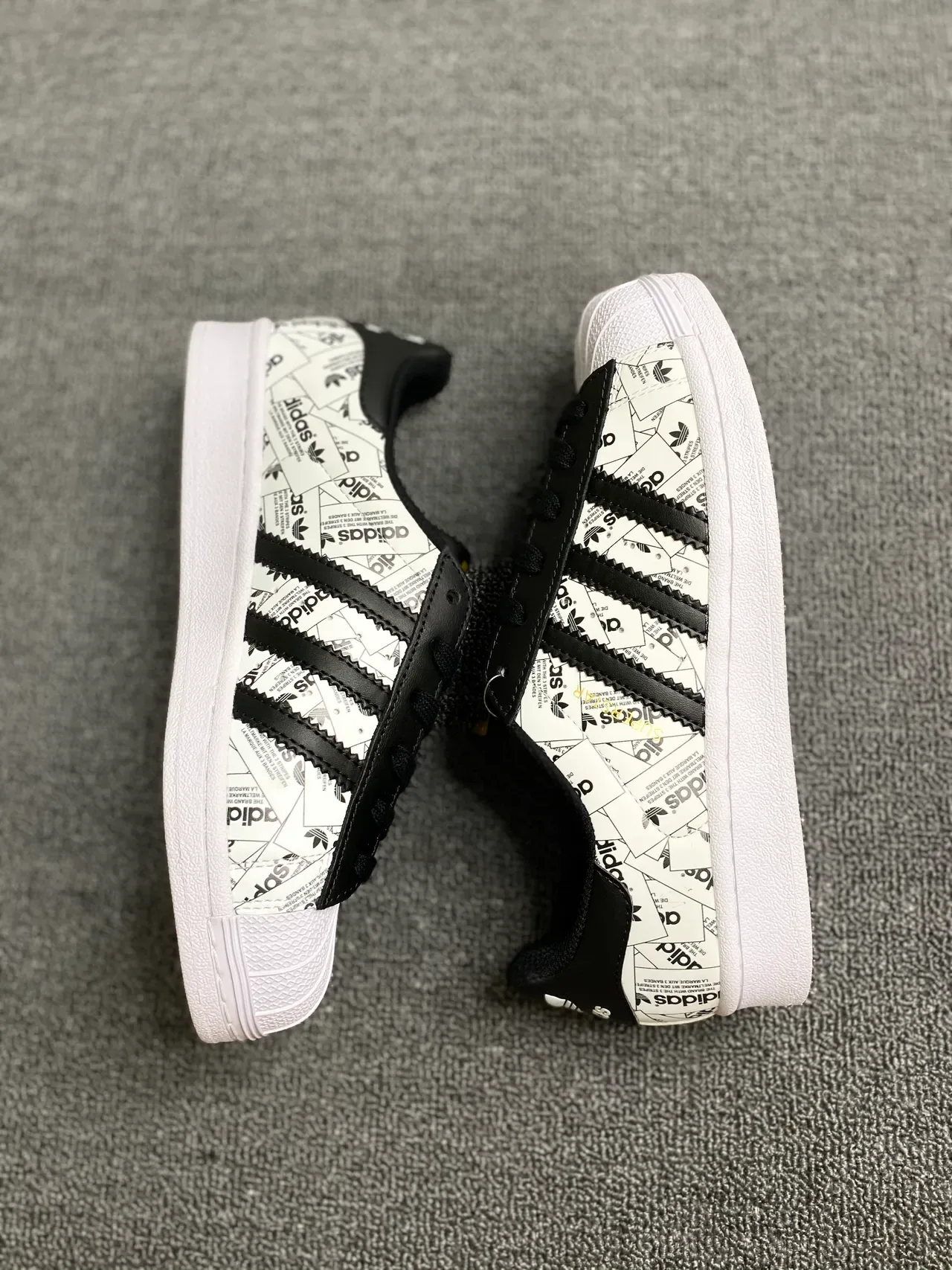 Adidas Superstar Graphic-Print सफेद और काला लाइफस्टाइल स्नीकर 4