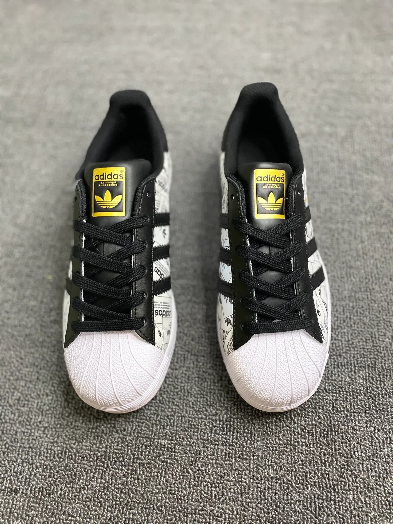 Adidas Superstar Graphic-Print सफेद और काला लाइफस्टाइल स्नीकर 5
