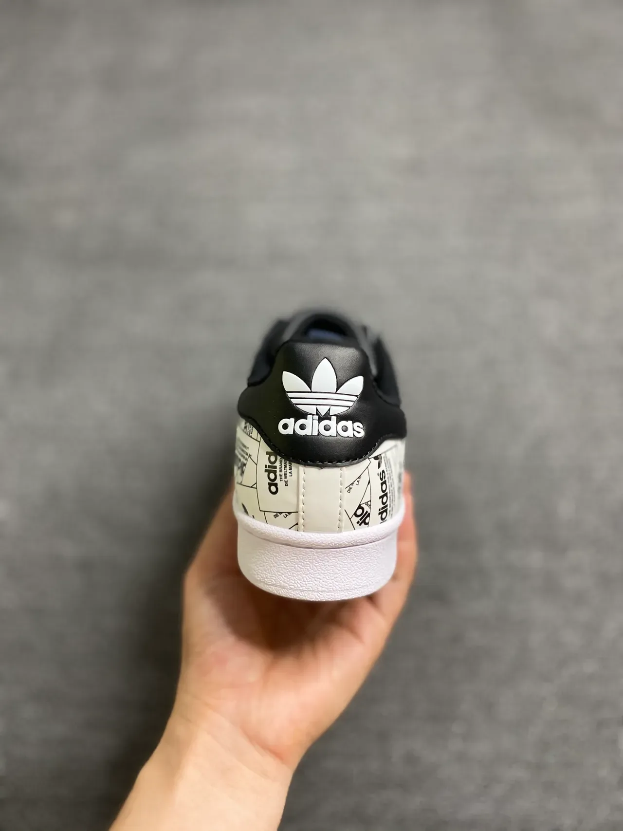Adidas Superstar Graphic-Print सफेद और काला लाइफस्टाइल स्नीकर 6