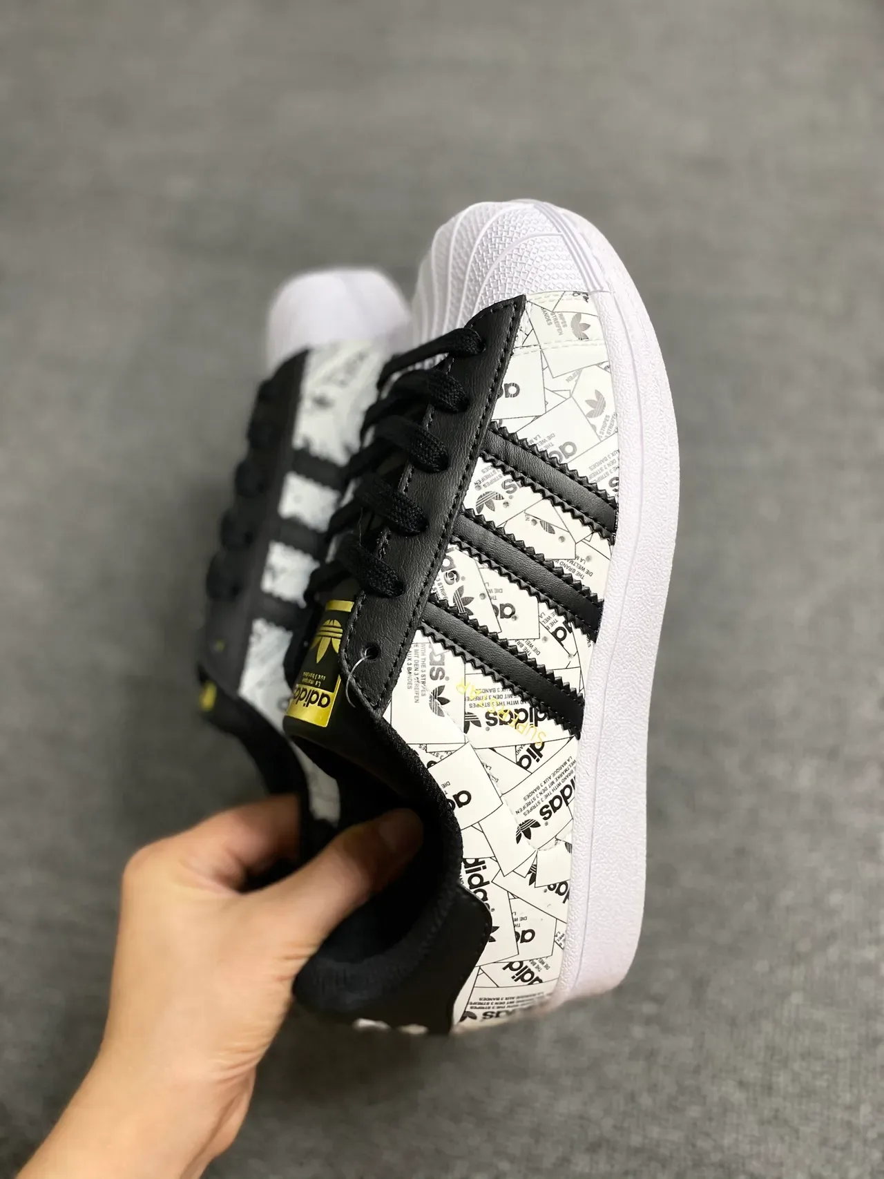 Adidas Superstar Graphic-Print सफेद और काला लाइफस्टाइल स्नीकर 7