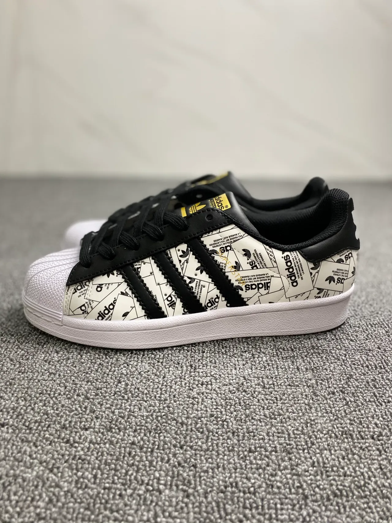 Adidas Superstar Graphic-Print सफेद और काला लाइफस्टाइल स्नीकर 8