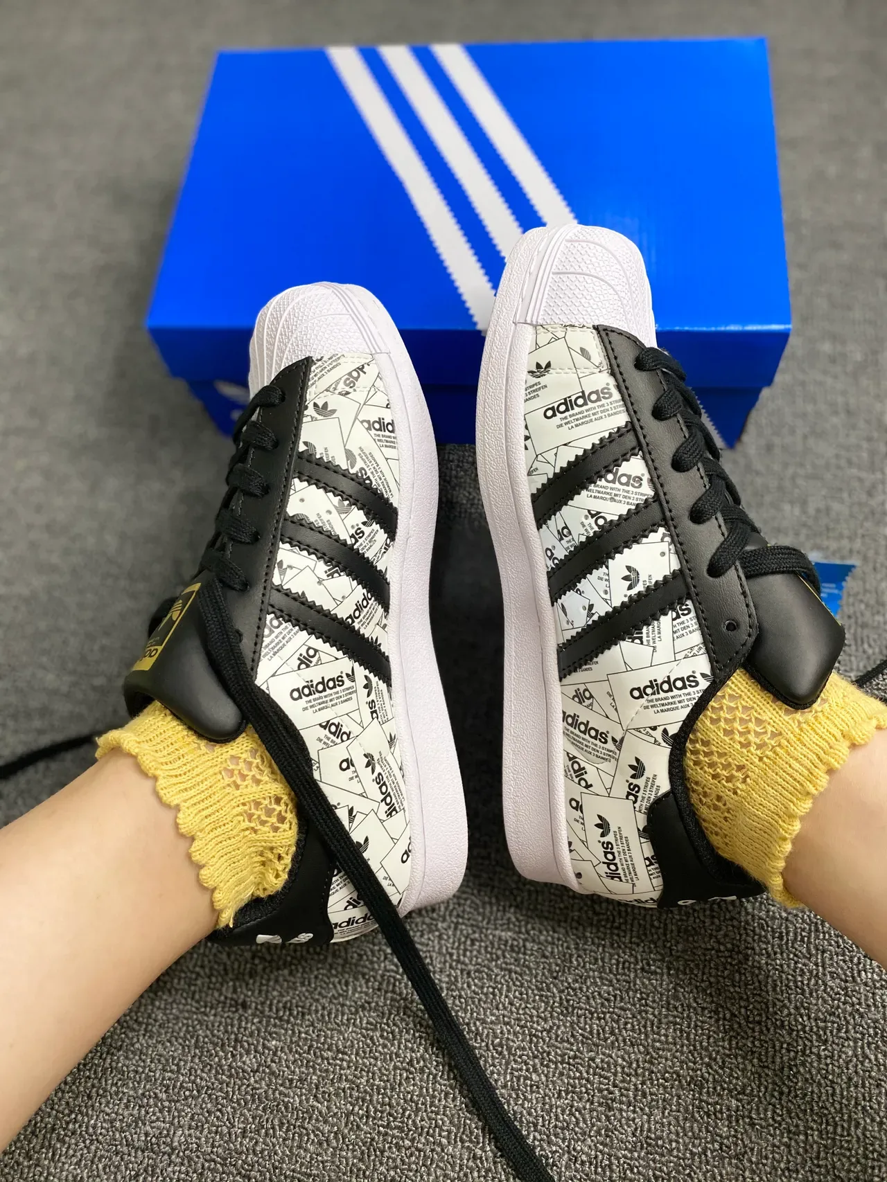 Adidas Superstar Graphic-Print सफेद और काला लाइफस्टाइल स्नीकर 9