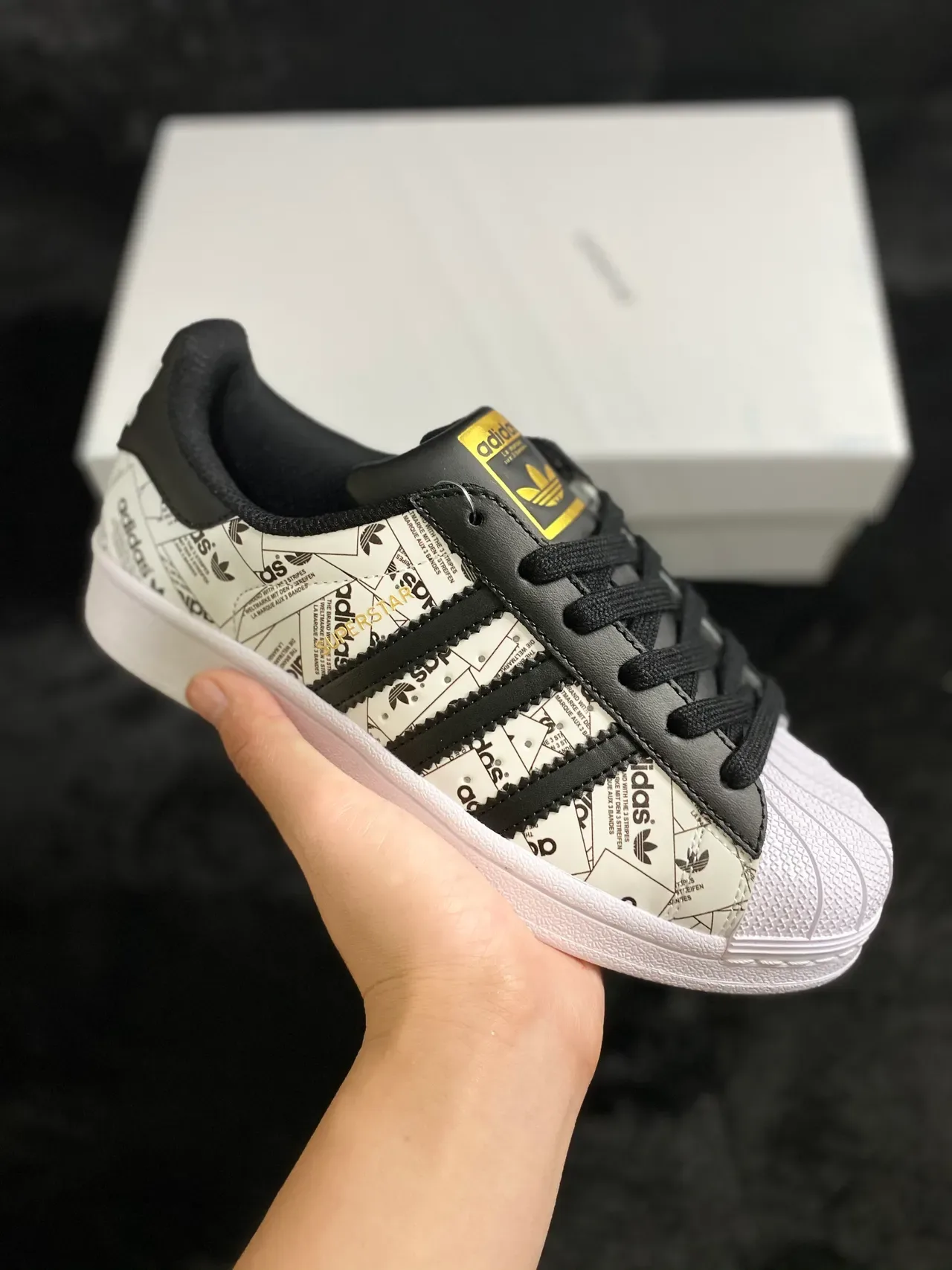 Adidas Superstar Graphic-Print सफेद और काला लाइफस्टाइल स्नीकर 10
