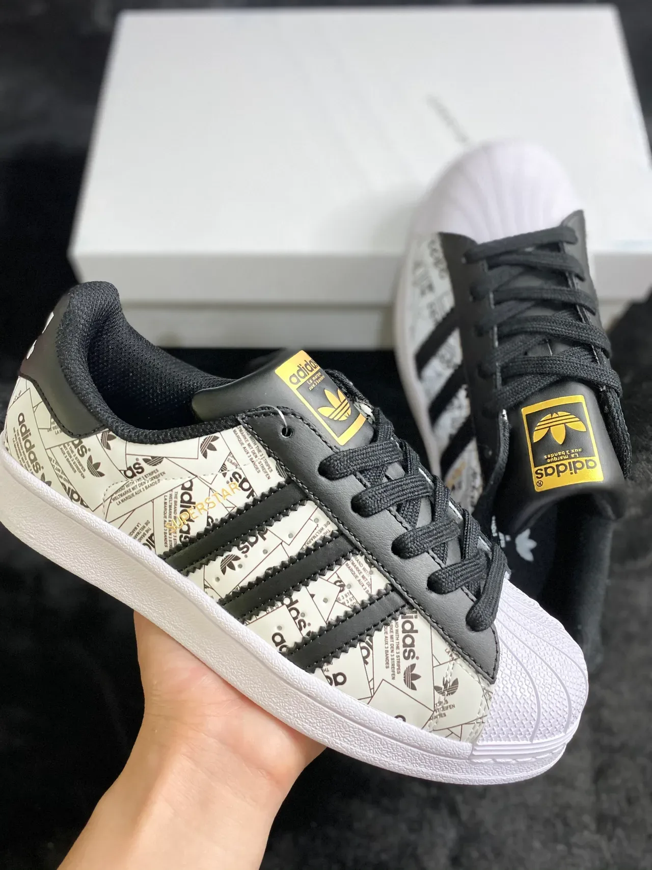 Adidas Superstar Graphic-Print सफेद और काला लाइफस्टाइल स्नीकर 11