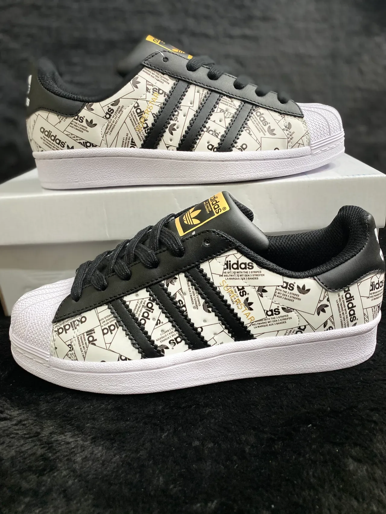 Adidas Superstar Graphic-Print सफेद और काला लाइफस्टाइल स्नीकर 12