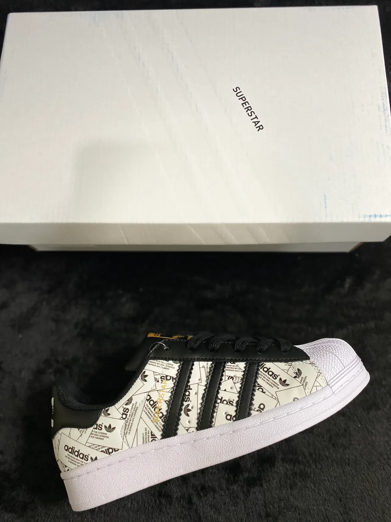 Adidas Superstar Graphic-Print सफेद और काला लाइफस्टाइल स्नीकर 13