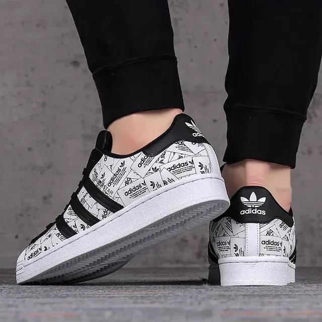 Adidas Superstar Graphic-Print सफेद और काला लाइफस्टाइल स्नीकर 14