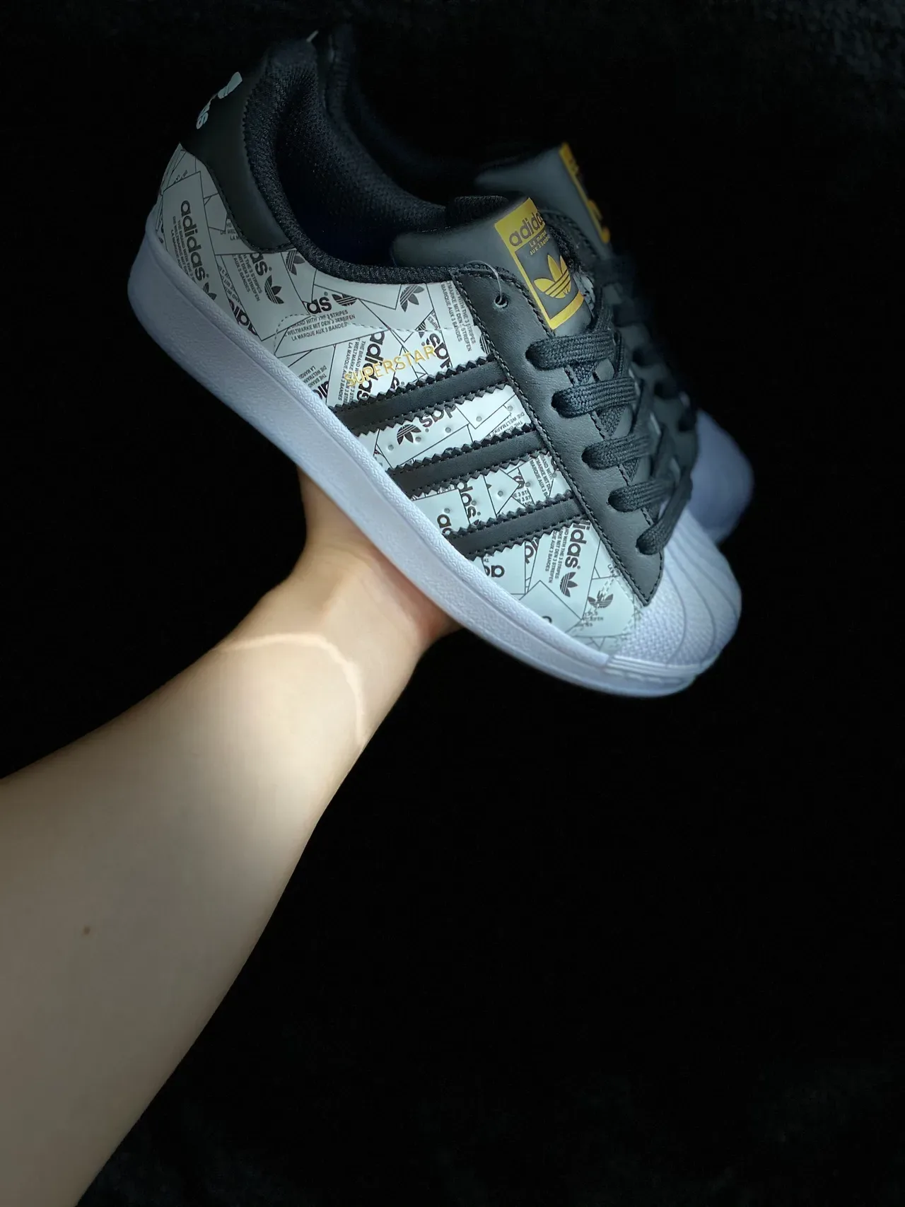 Adidas Superstar Graphic-Print सफेद और काला लाइफस्टाइल स्नीकर 20
