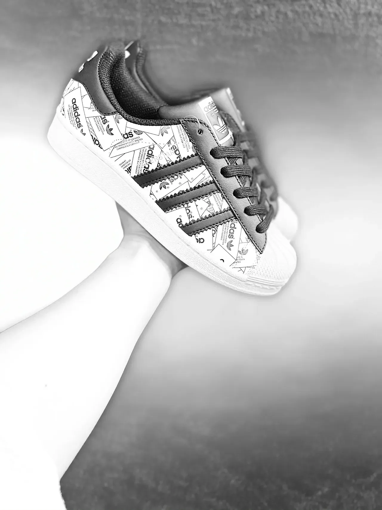 Adidas Superstar Graphic-Print सफेद और काला लाइफस्टाइल स्नीकर 21