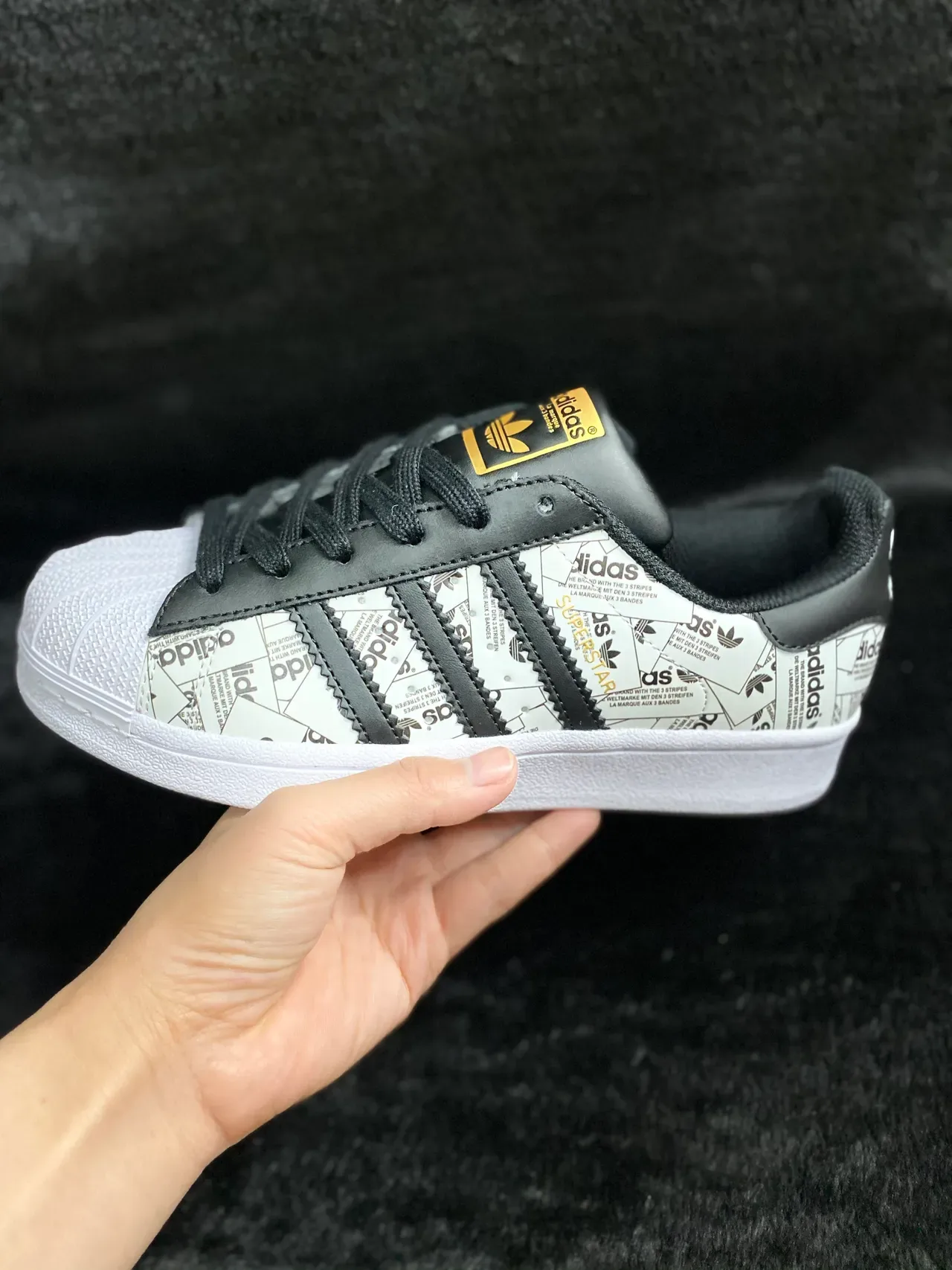 Adidas Superstar Graphic-Print सफेद और काला लाइफस्टाइल स्नीकर 22