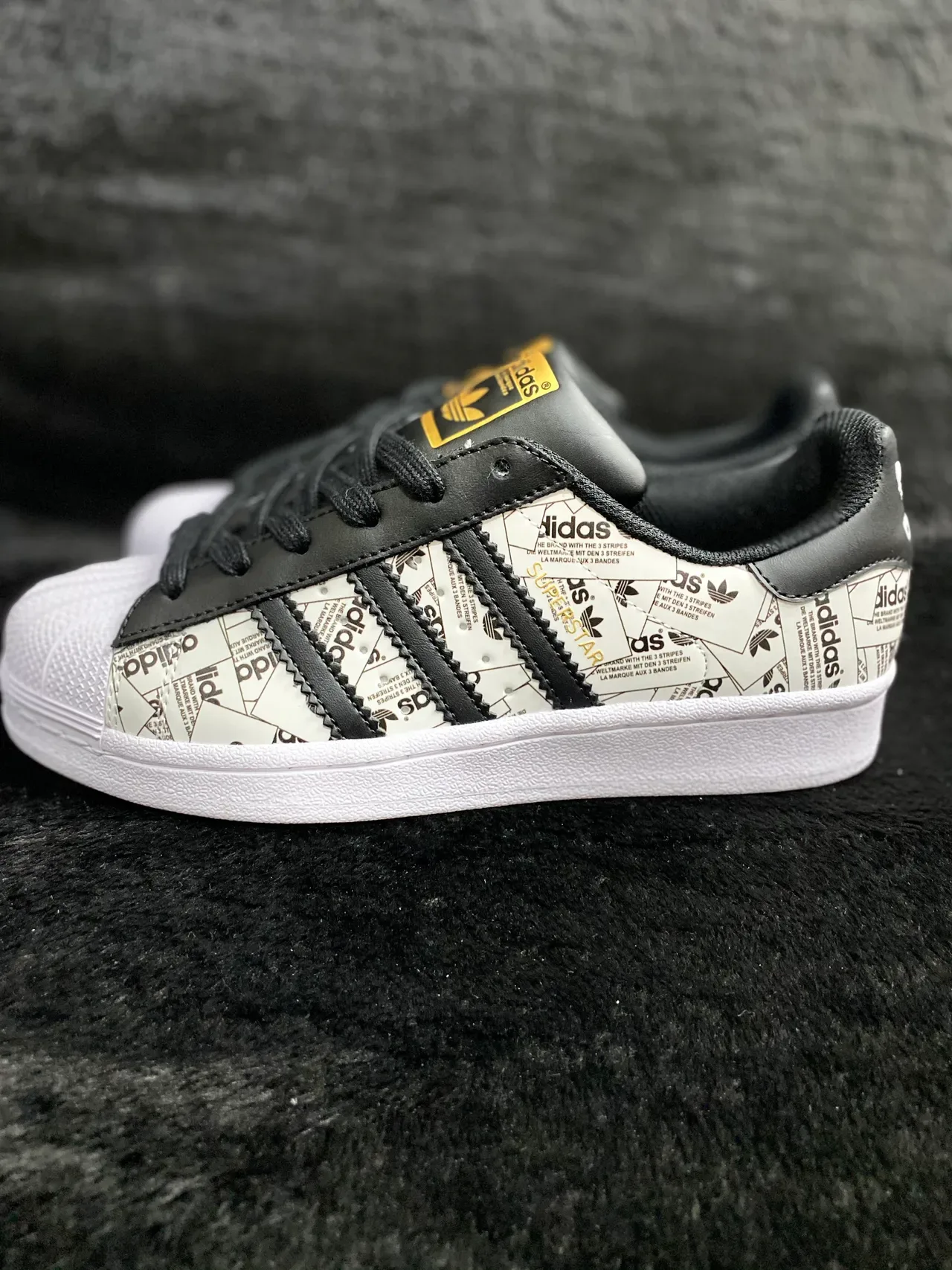 Adidas Superstar Graphic-Print सफेद और काला लाइफस्टाइल स्नीकर 23