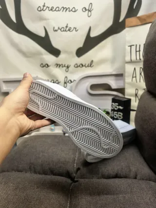 Adidas Superstar लाइट ग्रे लाइफस्टाइल स्नीकर 4