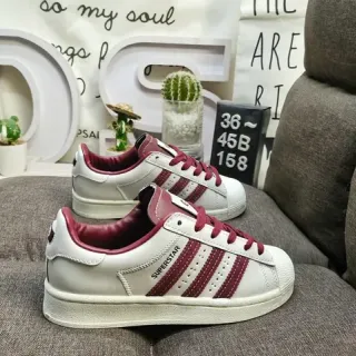 Adidas Superstar Off-White और Burgundy जीवनशैली स्नीकर