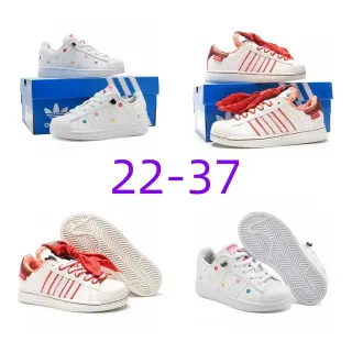Adidas Superstar सफेद फूल और लाल धारी लाइफस्टाइल स्नीकर्स