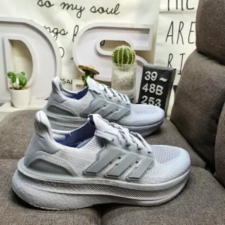 Chaussures de running Adidas Ultraboost gris clair et bleu