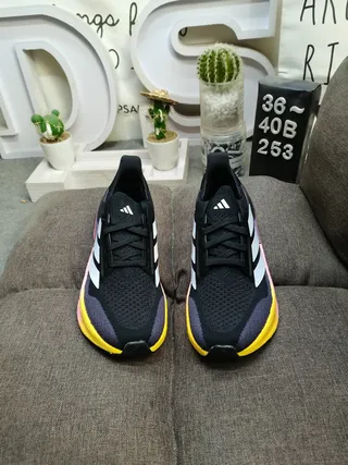 Chaussures de running Adidas Ultraboost gris clair et bleu 10