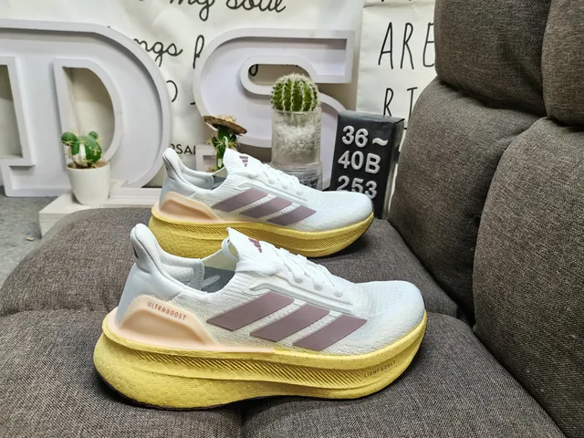 Chaussures de running Adidas Ultraboost gris clair et bleu 21