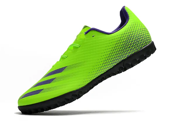 Adidas Sapatos de futebol branco e preto de corte baixo com upper sintético, linha gráfica de gradiente para grama artificial 10