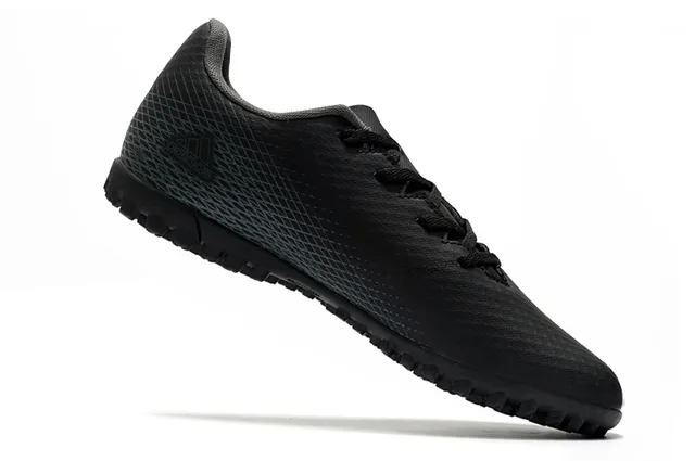 Adidas Sapatos de futebol branco e preto de corte baixo com upper sintético, linha gráfica de gradiente para grama artificial 16