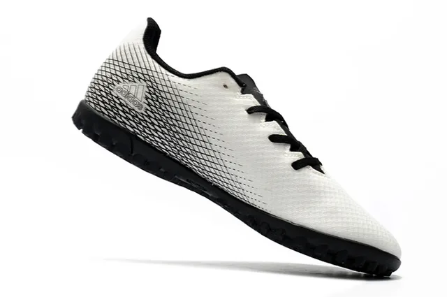 Adidas Sapatos de futebol branco e preto de corte baixo com upper sintético, linha gráfica de gradiente para grama artificial 23