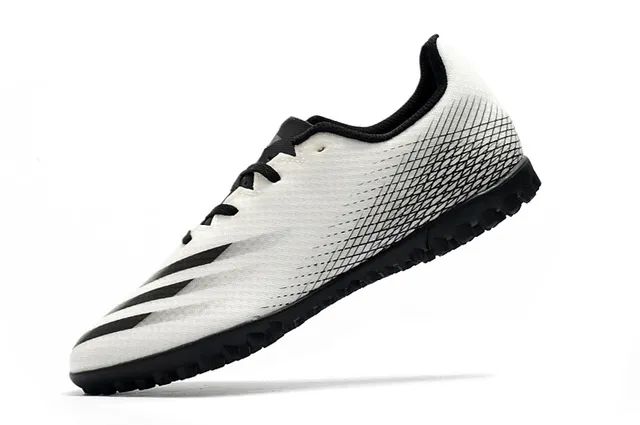 Adidas Sapatos de futebol branco e preto de corte baixo com upper sintético, linha gráfica de gradiente para grama artificial 24
