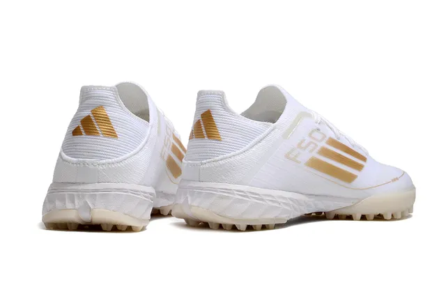 Adidas Chaussures de football Turf avec upper en maille blanc et or, détails de rayures 2