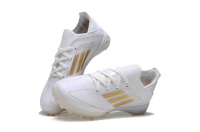 Adidas Chaussures de football Turf avec upper en maille blanc et or, détails de rayures 3