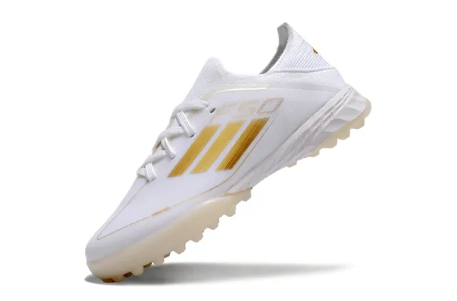 Adidas Chaussures de football Turf avec upper en maille blanc et or, détails de rayures 4