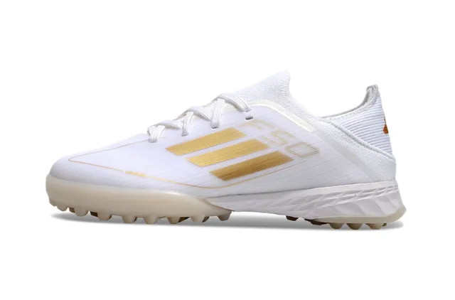Adidas Chaussures de football Turf avec upper en maille blanc et or, détails de rayures 5