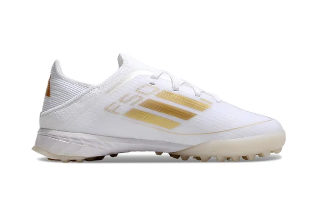 Adidas Chaussures de football Turf avec upper en maille blanc et or, détails de rayures 6