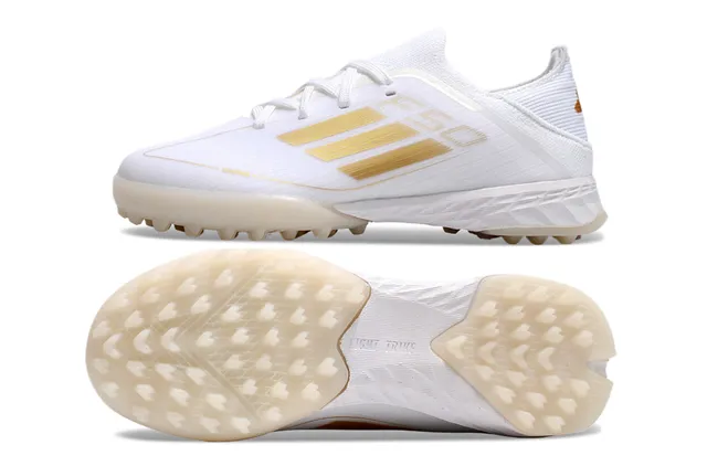Adidas Chaussures de football Turf avec upper en maille blanc et or, détails de rayures 8