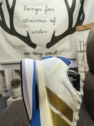 Adidas Chaussures de course en maille blanche et or avec bandes métalliques 3