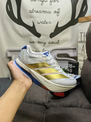 Adidas Chaussures de course en maille blanche et or avec bandes métalliques 5