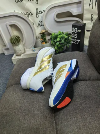 Adidas Chaussures de course en maille blanche et or avec bandes métalliques 6