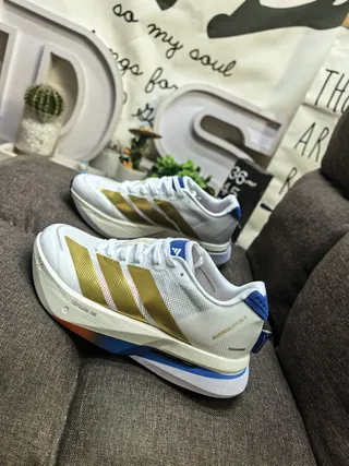 Adidas Chaussures de course en maille blanche et or avec bandes métalliques 7