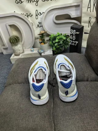 Adidas Chaussures de course en maille blanche et or avec bandes métalliques 8