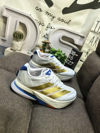 Adidas Chaussures de course en maille blanche et or avec bandes métalliques 9