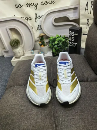 Adidas Chaussures de course en maille blanche et or avec bandes métalliques 10