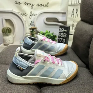 Adidas सफेद ग्रे मेश ऊपरी तीन-पट्टी साइड पैनल लाइफस्टाइल स्नीकर