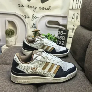 Adidas सफेद नेवी लो-टॉप टेक्स्चर्ड एम्बॉस्ड क्वार्टर लाइफस्टाइल स्नीकर्स