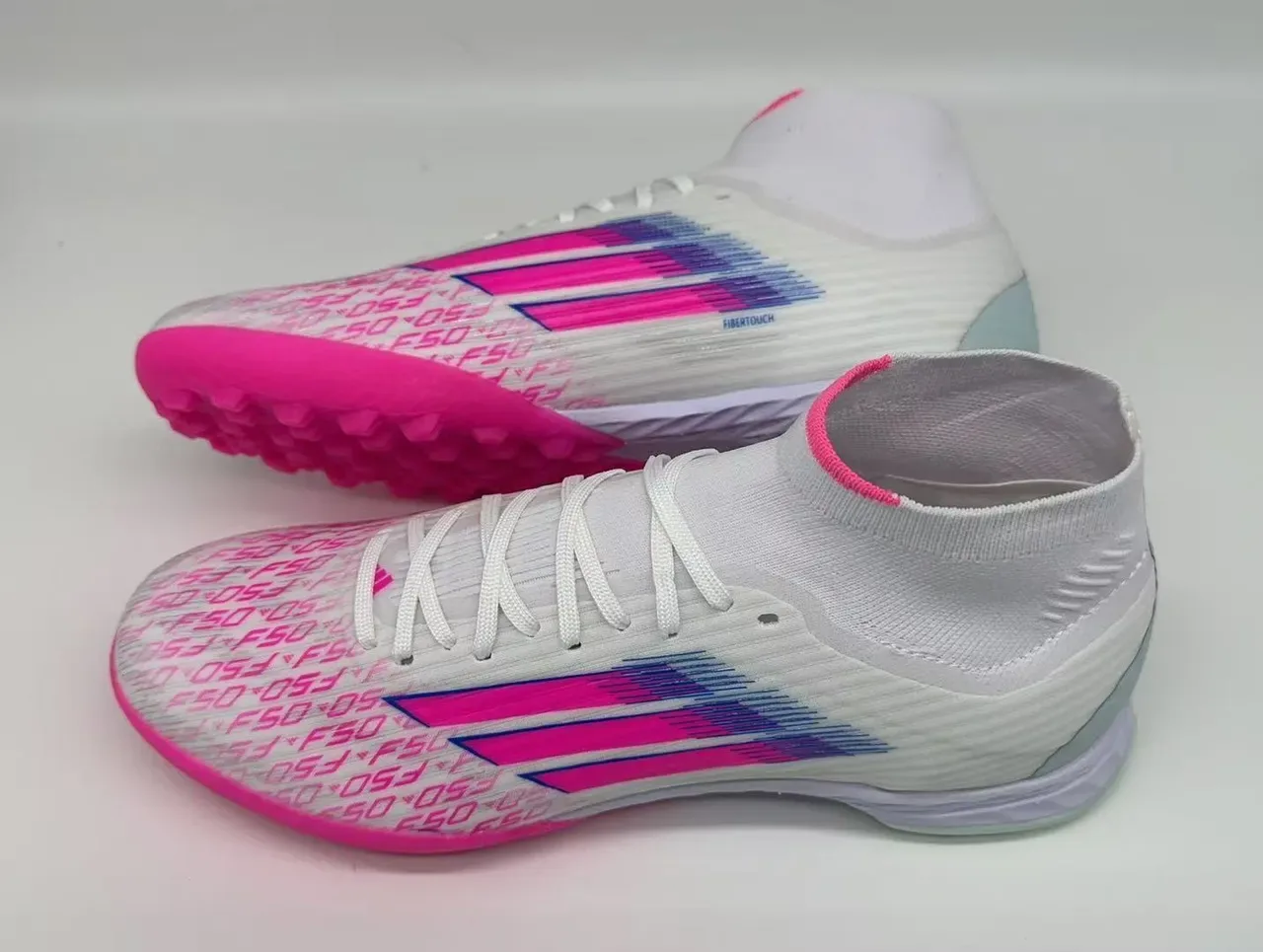 Adidas Chaussures de football pour gazon blanc et rose à col haut avec encolure de chaussette et motifs de rayures dégradées 8