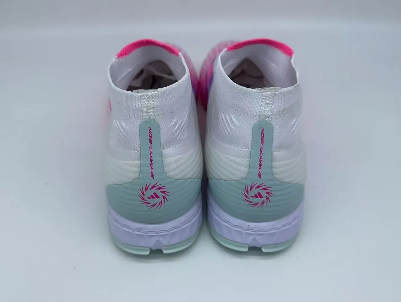 Adidas Chaussures de football pour gazon blanc et rose à col haut avec encolure de chaussette et motifs de rayures dégradées 9