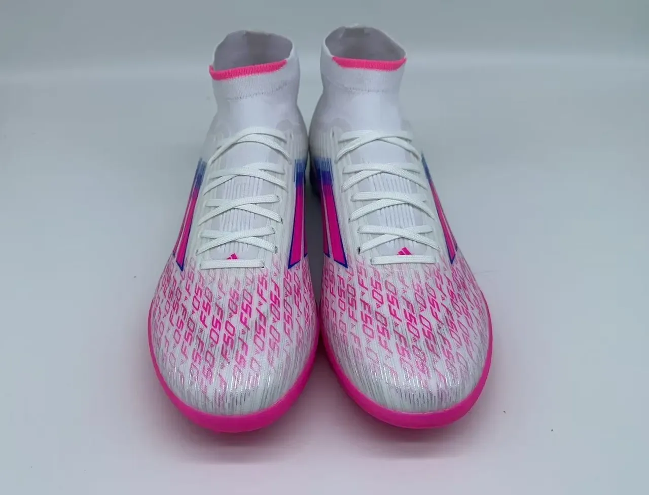 Adidas Chaussures de football pour gazon blanc et rose à col haut avec encolure de chaussette et motifs de rayures dégradées 11