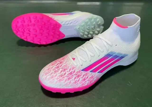 Adidas Chaussures de football pour gazon blanc et rose à col haut avec encolure de chaussette et motifs de rayures dégradées 12